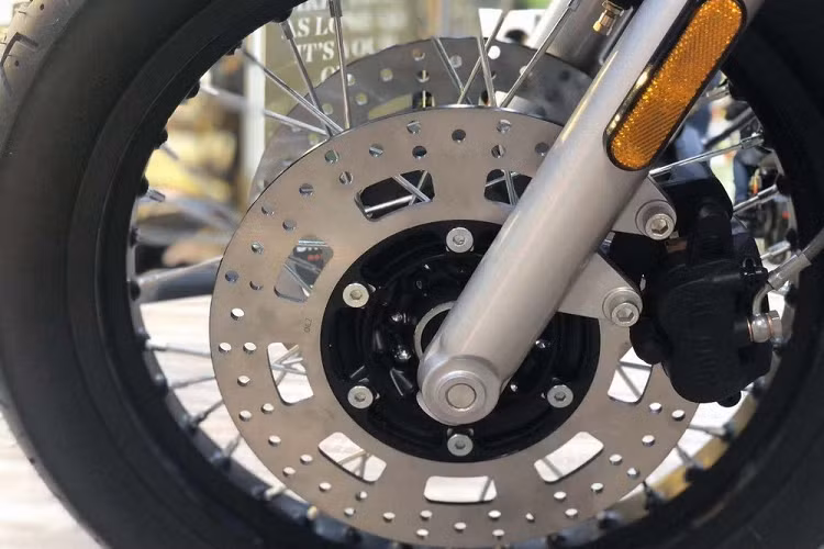 Nhìn vào các hình ảnh trên, có thể thấy Brixton 1200 2021 mới có ngoại hình khá giống với mẫu Triumph Bonneville T120, thể hiện khá rõ ràng qua các chi tiết như yên xe hay hình dạng bình xăng.