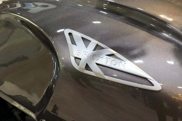 Nói cách khác, có vẻ như Brixton 1200 chịu ảnh hưởng khá nhiều từ thiết kế của mẫu Triumph Bonneville T120.
