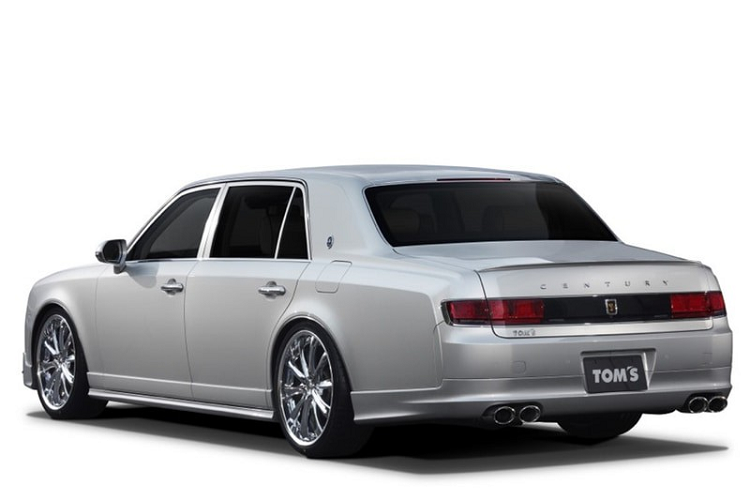 Toyota Century độ có 4 ống xả và cánh gió nhỏ trên nắp cốp sau