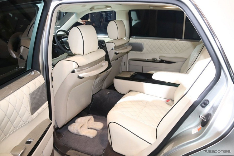 Theo hãng TOM’s Racing, chỉ có đúng 36 chiếc xe sang này được độ và sản xuất để bán ra thị trường, giá xe sang Toyota Century độ lên đến 28,1 triệu Yên (khoảng 257.000 USD hay 5,9 tỷ đồng). Những chiếc Toyota Century độ đầu tiên sẽ giao cho khách hàng vào mùa hè năm nay.