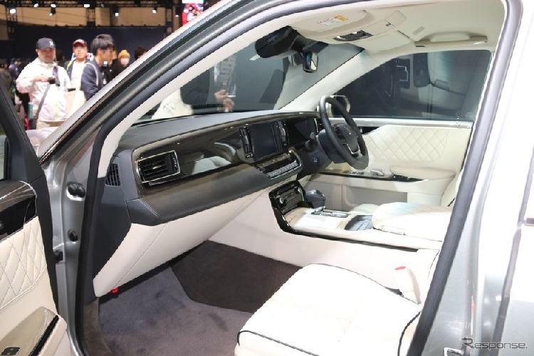 Nội thất bọc da Nappa màu kem sang trọng của Toyota Century độ