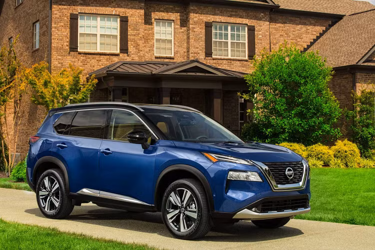  Ngoại hình của Nissan X-Trail 2021 thế hệ mới vẫn giữ được ngôn ngữ thiết kế V-Motion ở lưới tản nhiệt. Nhưng hãng xe Nhật đã nâng cấp nhiều chi tiết ở cụm đèn, cản và hốc gió. Nhiều ốp nhựa đen được sử dụng quanh thân xe, kết hợp cùng các mảng ốp kim loại sáng màu. Kính chiều hậu thay đổi vị trí, được đặt ở dưới cửa bên. 