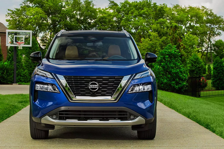 Nissan Rogue 2021 hoàn toàn mới sẽ được sản xuất tại nhà máy ở bang Tennessee và có mặt tại các đại lý ở Mỹ vào cuối tháng 10 với mức phí xử lý là 1,095 USD. Các đối thủ của Nissan X-Trail 2021 tại Mỹ hiện có Honda CR-V 2020 (26,270 USD), Toyota RAV4 2021 (27,000 USD), Mitsubishi Outlander 2020 (24,895 USD),..