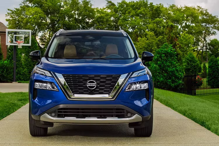 Nissan Rogue 2021 hoàn toàn mới sẽ được sản xuất tại nhà máy ở bang Tennessee và có mặt tại các đại lý ở Mỹ vào cuối tháng 10 với mức phí xử lý là 1,095 USD. Các đối thủ của Nissan X-Trail 2021 tại Mỹ hiện có Honda CR-V 2020 (26,270 USD), Toyota RAV4 2021 (27,000 USD), Mitsubishi Outlander 2020 (24,895 USD),..