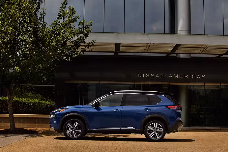 Hai cặp giá nóc màu bạc được thiết kế mới, ôm sát trần xe hơn. Phía sau, X-Trail được trang bị cánh lướt gió thể thao hơn và đèn hậu mới cá tính hơn. Cản dưới cũng lặp lại kiểu thiết kế ở cản trước, tạo sự hài hòa tổng thế. Đi cùng ngoại hình mới là "dàn chân" mới mẻ với thiết kế mâm cắt hoa 5 cánh 2 tông màu. Tùy thuộc vào từng phiên bản, nội thất của Nissan X-Trail trang bị ba màn hình: màn hình hiển thị 10,8 inch đầy đủ màu sắc, bảng đồng hồ đo kỹ thuật số 12,3 inch và màn hình cảm ứng 9 inch 'nổi' tương thích Apple CarPlay không dây