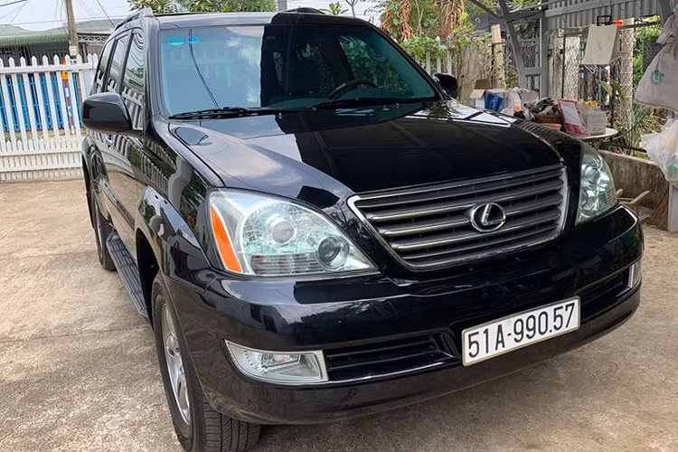 Theo thông tin rao bán, chiếc Lexus GX 470 đời 2007 thuộc thế hệ GX thứ nhất (J120) đã lăn bánh được khoảng 74.985km. Theo chủ xe, sau hơn 10 năm sử dụng là mức ODO thấp, nếu so với các mẫu Lexus GX cùng đời tại Việt Nam. Xe được sản xuất 12/2006 (GX 470 đời đầu) mang số VIN 2007 và được đăng ký lần đầu 6/2007 và lần 2 tháng 12/2014.
