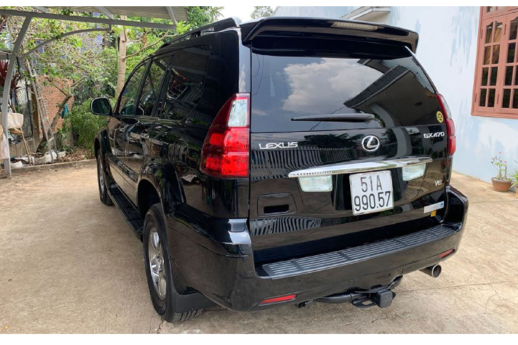Sau hơn 10 năm kể từ ngày sản xuất, chất lượng da ở ghế còn khá tốt. Cửa cốp sau mở ngang với ghế thứ ba được gập sang hai bên cho thể tích khoang chứa đồ rộng rãi, thiết kế này thường thấy trên các dòng xe như Toyota Land Cruiser, LC. Prado hay Lexus LX. Hiện tại trên thị trường, giá xe Lexus GX 470 thế hệ thứ nhất được rao bán rộng rãi với mức giao động từ 700 đến hơn 1 tỷ đồng tùy thuộc vào tình trạng xe.