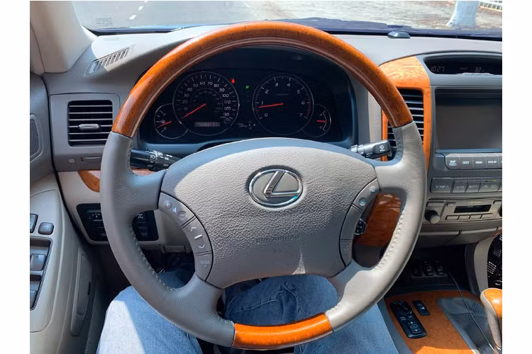 Động cơ V8 của GX 470 được đánh giá là khá lành tính, có thể thấy từ trước đến nay các dòng xe SUV của Lexus vẫn gắn bó với động cơ hút khí tự nhiên bền bỉ, độ tin cậy cao và ít đòi hỏi sửa chữa, bảo dưỡng nhiều như xe Đức. Đây cũng là một lý do nếu so với các đối thủ cùng đời như Mercedes-Benz ML hay BMW X5, thì Lexus GX 470 giữ giá hơn thị trường.