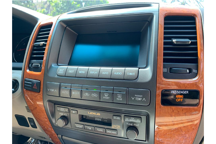 Lexus GX 470 sở hữu kích thước (DxRxC) lần lượt: 4.780 x 1.895 x 1.880mm, đi cùng với chiều dài cơ sở 2.790mm, đi cùng với nền tảng khung gầm rời (body-on-frame) đậm chất xe SUV, bền bỉ và chắc chắn. Bản thân dòng xe Lexus GX thế hệ thứ nhất chia sẻ khá nhiều nền tảng khung gầm và thiết kế với hai người anh em Toyota 4Runner và Toyota Land Cruiser Prado (J120).