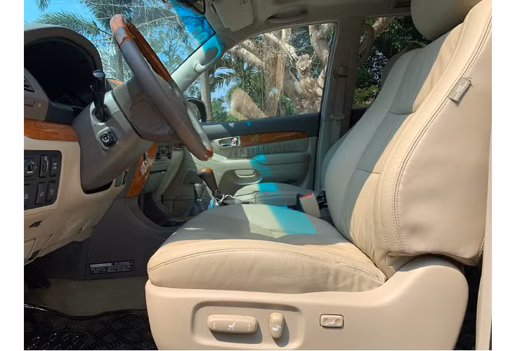 Dù có tuổi đời hơn 10 năm, nhưng chiếc Lexus GX 470 này vẫn được trang bị nhiều tiện nghi vượt trội mà người mua không thể tìm thấy trên các mẫu xe phổ thông ngày nay trong tầm giá như: cửa sổ trời, hệ thống loa Mark Levision cao cấp, đầu DVD/Navi/AUX , camera lùi, cảnh báo áp xuất lốp,...