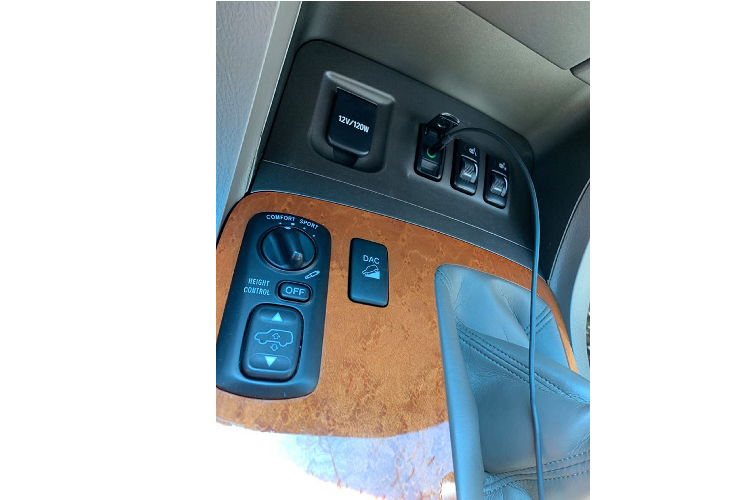 Là một mẫu xe hạng sang, nội thất Lexus GX 470 được bọc da và ốp gỗ cao cấp. Trang bị đầy ấp với vô lăng tích hợp điều khiển hành trình (cruise control) đi cùng với các phím chức năng. Ghế lái chỉnh điện 8 hướng + nhớ 2 vị trí có sưởi. GX470 2007 được trang bị điều hoà tự động 02 vùng độc lập.