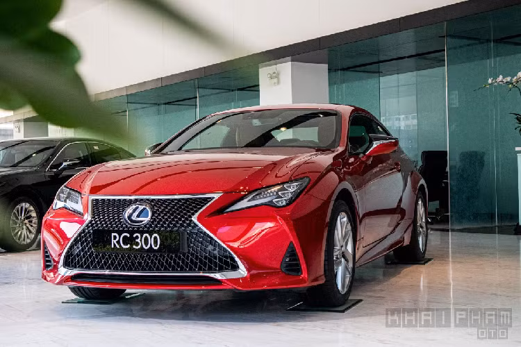  Lexus RC 300 2020 mới là phiên bản nhằm thay thế cho mẫu RC 200t trước đây với một số thay đổi đáng chú ý đến từ thương hiệu Nhật Bản. Mẫu xe coupe này thực chất không có đối thủ cùng phân khúc bởi những thương hiệu như Mercedes-Benz hay BMW đều không có chiếc xe nào thiết kế tương tự. Do đó, Lexus RC 300 khá "thong dong" ở thị trường ôtô trong nước về cả nghĩa đen lẫn bóng.