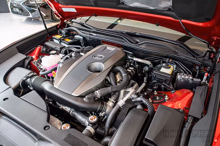 Về vận hành, Lexus RC300 2020 sử dụng khối động cơ I4 - 2.0L Turbo cho công suất cực đại 241 mã lực tại 5.800 vòng/phút, mô-men xoắn 381 Nm kết hợp cùng hộp số tự động 8 cấp. Hiện tại, giá xe Lexus RC 300 2020 được phân phối với mức 3,27 tỷ đồng.