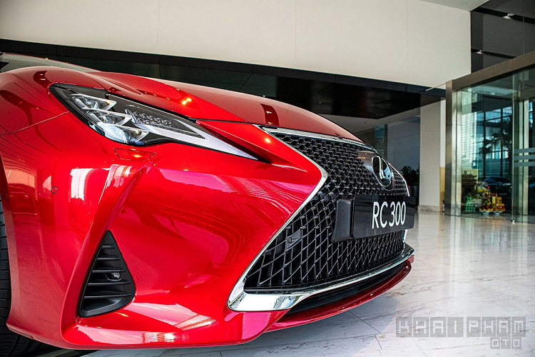 Định vị của Toyota Việt Nam khi phân phối mẫu xe sang Lexus RC 300 là hướng đến những đối tượng khách hàng trẻ tuổi yêu thích những dòng xe thể thao 2 cửa. Ngoài RC300, khách hàng cũng có thể chọn nhiều mẫu xe nhập khẩu tư nhân tương tự như Chevrolet Camaro Convertible RS 2020 mới về Việt Nam cách đây không lâu.