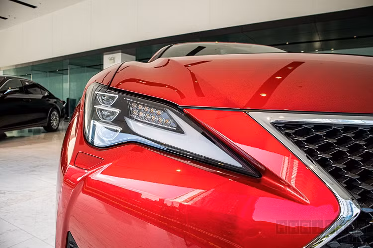 Về thiết kế, Lexus RC 300 2020 mang đến diện mạo trẻ trung với điểm nhấn dáng xe coupe 2 cửa. Mẫu xe này có kích thước tổng thể "3 vòng" chiều Dài x Rộng x Cao tương ứng là 4.700 x 1.840 x 1.395 (mm), chiều dài trục cơ sở đạt 2.730 mm, khoảng sáng gầm xe 130 mm. So với "người tiền nhiệm" Lexus RC 200t trước, RC300 dài hơn 5 mm giúp dáng xe được cải thiện đôi chút.