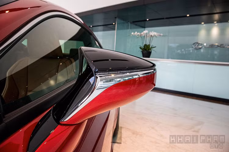 Bên sườn xe, RC 300 mới sở hữu bộ mâm 5 chấu kép hợp kim nhôm kích thước 18 inch kết hợp với bộ lốp 235/45R18. Gương chiếu hậu xe mang thiết kế quen thuộc của Lexus khi kết hợp sơn đen thể thao, mạ crom sang trọng cùng màu ngoại thất xe kết hợp dải đèn xi-nhan dạng LED. Hãng xe Nhật Bản trang bị hàng loạt tính năng trên gương xe như chỉnh điện, tự động gập, nhớ vị trí, sấy gương và tự động điều chỉnh khi lùi.