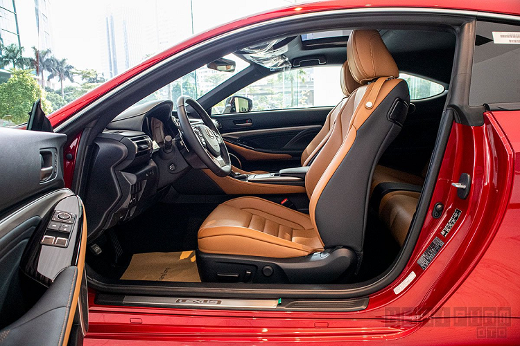 Ghế ngồi của xe hơi mới Lexus RC 300 được bọc da Smooth có lỗ thông khí kèm tính năng sưởi ấm/làm mát. Ghế lái được trang bị tính năng chỉnh điện 10 hướng, nhớ vị trí, ghế hành khách trước điều chỉnh điện 8 hướng.. Hàng ghế sau chỉ dành cho trẻ em, thậm chí khoảng để chân gần như không có nếu hàng ghế trước bị đẩy xuống so với tiêu chuẩn, hàng ghế này có thể gập 40:60 để gia tăng diện tích chứa đồ.