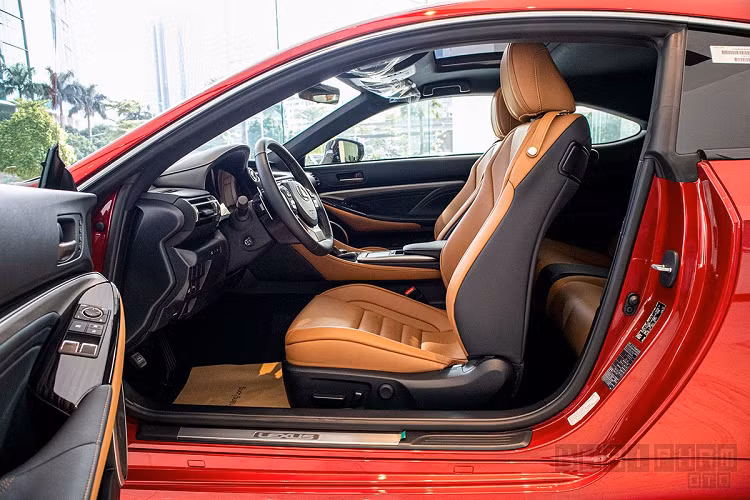 Ghế ngồi của xe hơi mới Lexus RC 300 được bọc da Smooth có lỗ thông khí kèm tính năng sưởi ấm/làm mát. Ghế lái được trang bị tính năng chỉnh điện 10 hướng, nhớ vị trí, ghế hành khách trước điều chỉnh điện 8 hướng.. Hàng ghế sau chỉ dành cho trẻ em, thậm chí khoảng để chân gần như không có nếu hàng ghế trước bị đẩy xuống so với tiêu chuẩn, hàng ghế này có thể gập 40:60 để gia tăng diện tích chứa đồ.