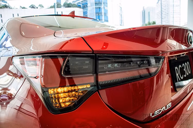 Phần đuôi, mẫu xe sang Lexus RC 300 2020 mới cũng sử dụng đèn phanh LED với thiết kế góc cạnh, bên ngoài cùng là khe gió khí động học. Trong khi đó, cản sau xe bằng nhựa đen tích hợp ống xả mạ crom 2 bên cân đối, camera/cảm biến lùi là những trang bị tiêu chuẩn không thể thiếu của xe hơi hiện nay.