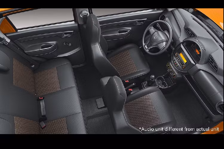 Bên trong mẫu xe SUV cỡ nhỏ Suzuki S-Presso 2020 xuất hiện đồng hồ công-tơ-mét kỹ thuật số nằm giữa mặt táp-lô, ngay bên trên màn hình cảm ứng của hệ thống thông tin giải trí 2-DIN. Cách thiết kế của bảng đồng hồ và màn hình trung tâm khiến người ta nghĩ ngay tới dòng xe Mini.