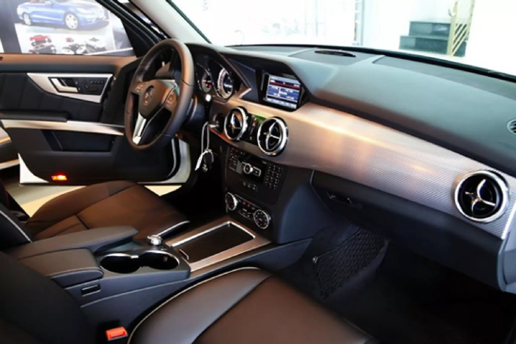 Nếu so về hiệu suất với GLK 300 bản máy xăng có công suất 231 mã lực tại vòng tua 6.000 vòng/phút và mô-men xoắn cực đại 300Nm tại dải vòng tua 2.500 đến 5.000 vòng/phút.