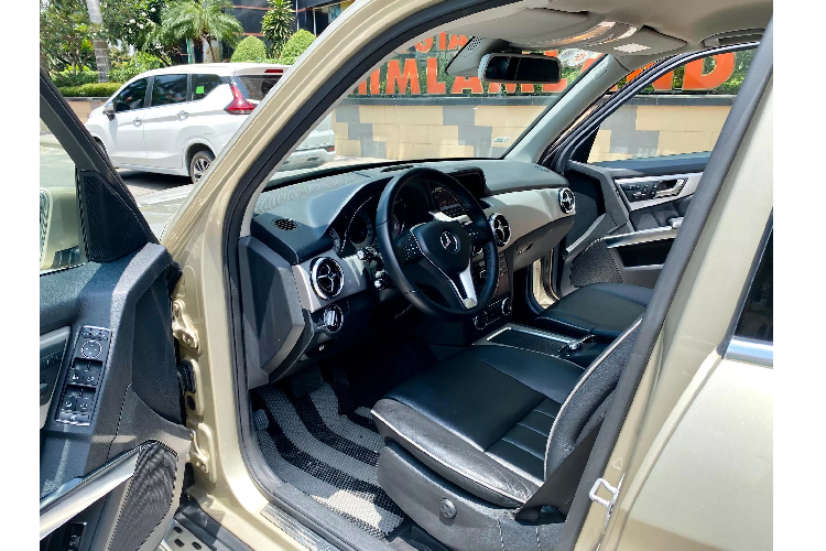 Tại thời điểm ra mắt hồi năm 2013, dòng GLK 220 CDI máy dầu được Mercedes-Benz Việt Nam (MBV) phân phối 2 phiên bản Tiêu chuẩn và Sport với mức giá lần lượt: 1,52 và 1,69 tỷ đồng. Hiện tại, giá xe Mercedes-Benz GLK 220 CDI trên sàn xe cũ từ 850 đến 1,1 tỷ đồng tùy vào phiên bản (Tiêu Chuẩn &amp; Sport) và độ chất của xe. Đa số xe rao bán là xe của các saloon kinh doanh xe cũ, trong khi xe cũ bán ra từ người dùng lại khá hiếm hoi. Trên thực tế, GLK máy dầu người dùng bán lại được săn lùng nhiều hơn!