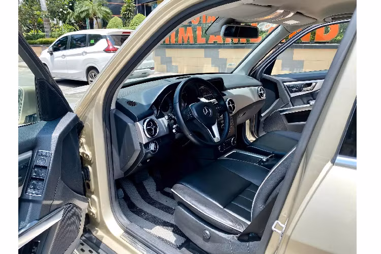 Tại thời điểm ra mắt hồi năm 2013, dòng GLK 220 CDI máy dầu được Mercedes-Benz Việt Nam (MBV) phân phối 2 phiên bản Tiêu chuẩn và Sport với mức giá lần lượt: 1,52 và 1,69 tỷ đồng. Hiện tại, giá xe Mercedes-Benz GLK 220 CDI trên sàn xe cũ từ 850 đến 1,1 tỷ đồng tùy vào phiên bản (Tiêu Chuẩn &amp; Sport) và độ chất của xe. Đa số xe rao bán là xe của các saloon kinh doanh xe cũ, trong khi xe cũ bán ra từ người dùng lại khá hiếm hoi. Trên thực tế, GLK máy dầu người dùng bán lại được săn lùng nhiều hơn!