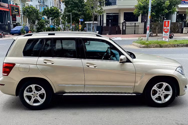 Mercedes-Benz GLK máy dầu mang nhiều tố chất quan trọng đã làm xiêu lòng khách hàng, dòng xe này luôn được đánh giá cao về chất lượng, cũng như về trang bị options “đồ chơi” đi kèm. Ở thời điểm hiện tại, để tìm được một chiếc GLK 220 CDI còn chất thì thực sự không hề dễ dàng, nếu không muốn nó là khan hiếm. Bên cạnh đó, xe máy dầu được khách hàng đi rất nhiều nên mức ODO dừng lại không hề thấp.
