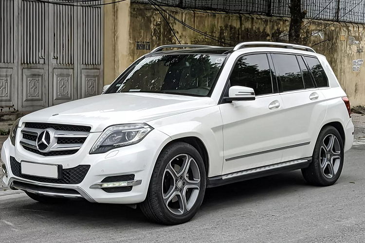 GLK 220 CDI đi kèm với nhiều trang bị cửa ghế chỉnh điện và nhớ vị trí, hệ thống truyền thông đa phương tiện iPod, USD, AUX cho các thiết bị điện tử bên ngoài, khóa cửa điều khiển từ xa, điều hòa tự động 2 vùng, chức năng đóng mở cốp bằng hệ thống điện tử, đồng hồ hiển thị nhiệt độ ngoài trời...