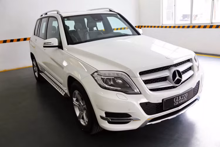 Tại thời điểm ra mắt cho đến hiện tại, GLK 220 CDI là dòng xe duy nhất trong phân khúc SUV hạng sang cỡ 5 chỗ cỡ nhỏ có lựa chọn động cơ dầu. Hai phiên bản Mercedes-Benz GLK đời cũ máy dầu được (MBV) lắp ráp trong nước bán từ năm 2013 đến đầu năm 2015. Số lượng xe phân phối ở thị trường Việt rơi vào khoảng 200 chiếc.