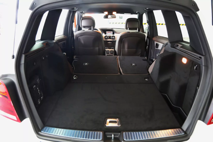 GLK 220 CDI kém hơn về mã lực, nhưng vượt trội hơn về mô-men xoắn và đây là một lợi thế của máy dầu. Phiên bản GLK 220 CDI được nhiều người dùng đánh giá là lái hay, đầm chắc, tiết kiệm, lành tính, mang độ bền bỉ cao.