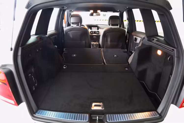 GLK 220 CDI kém hơn về mã lực, nhưng vượt trội hơn về mô-men xoắn và đây là một lợi thế của máy dầu. Phiên bản GLK 220 CDI được nhiều người dùng đánh giá là lái hay, đầm chắc, tiết kiệm, lành tính, mang độ bền bỉ cao.