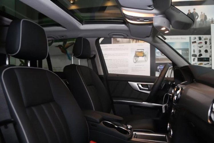 Bên dưới nắp ca-pô GLK 220 CDI là động cơ dầu 4cyl thẳng hàng (I4) dung tích 2.2L (2.143cc) tăng áp với công nghệ phun nhiên liệu CDI cho công suất tối đa 170 mã lực tại 3.200 – 4.200 vòng/phút và mô-men xoắn cực đại 400Nm đạt được ngay tại dải vòng tua thấp tư 1.400 – 2.800 vòng/phút. Sức mạnh được truyền xuống bốn bánh (4MATIC) thông qua hộp số tự động 7 cấp (7G-TRONIC). GLK 220 tiêu hao nhiên liệu rơi vào khoảng 6,1 - 6,5 lít/ 100km.