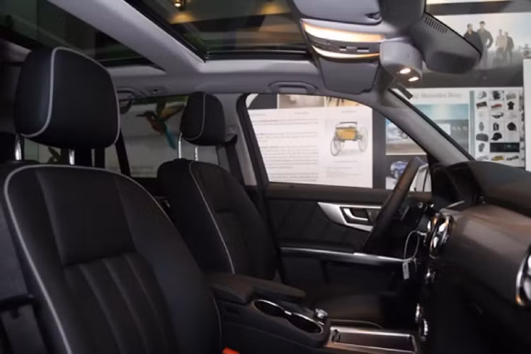 Bên dưới nắp ca-pô GLK 220 CDI là động cơ dầu 4cyl thẳng hàng (I4) dung tích 2.2L (2.143cc) tăng áp với công nghệ phun nhiên liệu CDI cho công suất tối đa 170 mã lực tại 3.200 – 4.200 vòng/phút và mô-men xoắn cực đại 400Nm đạt được ngay tại dải vòng tua thấp tư 1.400 – 2.800 vòng/phút. Sức mạnh được truyền xuống bốn bánh (4MATIC) thông qua hộp số tự động 7 cấp (7G-TRONIC). GLK 220 tiêu hao nhiên liệu rơi vào khoảng 6,1 - 6,5 lít/ 100km.