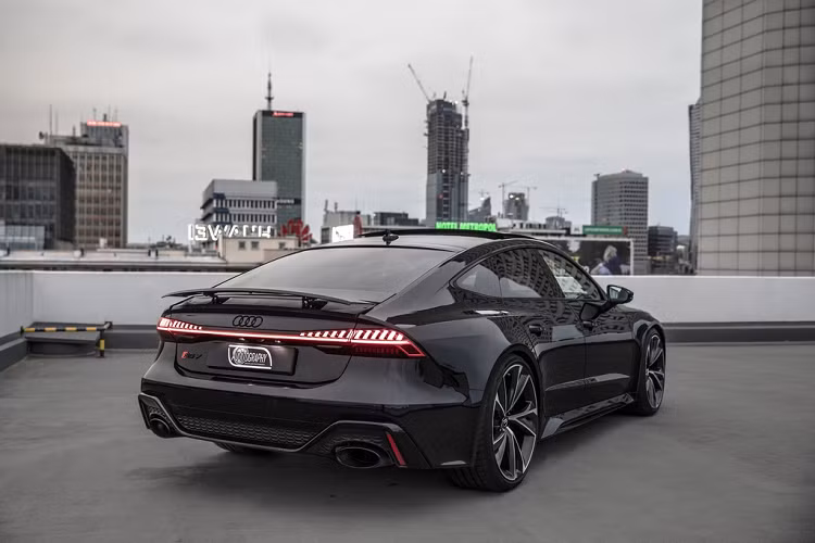 Ra mắt năm ngoái, Audi RS7 thế hệ thứ 2 kết hợp hoàn hảo giữa thiết kế sang trọng và hiệu suất hoạt động vượt trội trong một mẫu xe mà ít đối thủ nào có được.