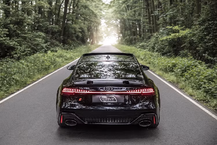 Audi RS7 Sportback 2021 xuất hiện trong video được quay tại Warsaw (Ba Lan) do Auditography công bố. Với màu sơn đen pha lê Sebring kết hợp với bộ mâm 22 inch cỡ lớn, sportback mới của Audi trông vô cùng nổi trội.