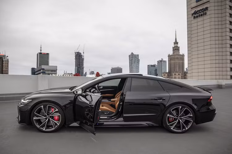 Ngoài động cơ cực mạnh và ngoại hình hầm hố thu hút, khoang lái Audi RS7 Sportback 2021 còn được thiết kế rất đẹp và sang trọng.