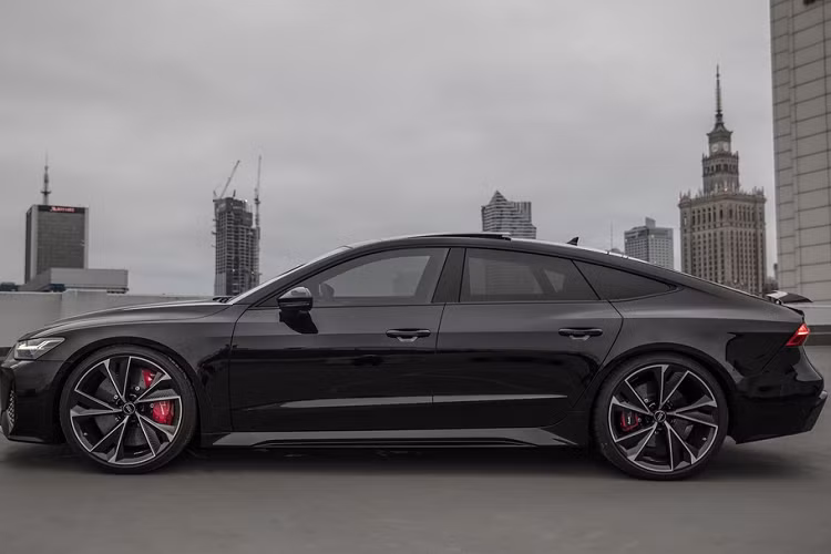 Kiểu dáng hầm hố, sang trọng và thu hút mọi ánh nhìn của Audi RS7 Sportback 2021 tạo ấn tượng mạnh mẽ. Đây cũng là mẫu xe hiệu suất cao mà bất cứ tín đồ Audi nào đều mong muốn sở hữu.