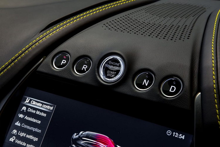 Về công nghệ, dòng xe SUV hạng sang cỡ lớn Aston Martin DBX 2021 có màn hình màu LCD 10,25 inch với hệ thống thông tin giải trí nằm trong cụm điều khiển trung tâm và ngay trên cửa gió điều hòa. Bên dưới màn hình này là nút bấm chỉnh hộp số.