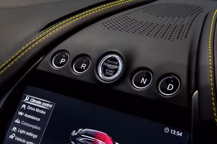 Về công nghệ, dòng xe SUV hạng sang cỡ lớn Aston Martin DBX 2021 có màn hình màu LCD 10,25 inch với hệ thống thông tin giải trí nằm trong cụm điều khiển trung tâm và ngay trên cửa gió điều hòa. Bên dưới màn hình này là nút bấm chỉnh hộp số.