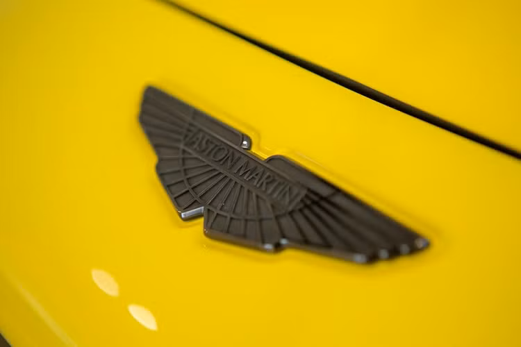 Bên trong khoang lái, chiếc SUV hạng sang cỡ lớn Aston Martin DBX Intrepid Aura sở hữu nội thất màu tối với ghế ngồi bọc da cao cấp màu đen cùng chỉ khâu tương phản màu vàng nổi bật tông xuyệt tông với màu sơn ở ngoại thất là Yellow Tang.