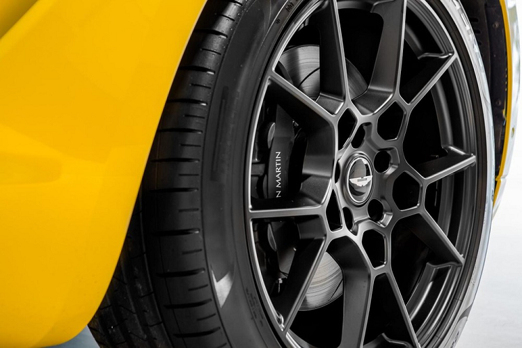 Chưa dừng lại đó, chiếc SUV hạng sang cỡ lớn Aston Martin DBX mới ra mắt thị trường Malaysia có thêm trang bị Intrepid Aura sở hữu bộ mâm 22 inch mang tên gọi Sport Satin với màu sơn đen mờ làm tông màu chủ đạo. Cuối cùng là logo cánh chim Aston Martin phía trước đầu xe và đằng sau sơn đen.