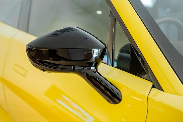 Ở ngoại thất chiếc SUV hạng sang cỡ lớn Aston Martin DBX mới ra mắt thị trường Malaysia với điểm nhấn là thêm trang bị Intrepid Aura có màu sơn vàng Yellow Tang đi kèm nhiều chi tiết vốn mạ crôm sáng bóng nay đã được sơn đen như viền cửa sổ, vỏ gương, nẹp sườn, cản va trước/sau hay lưới tản nhiệt.