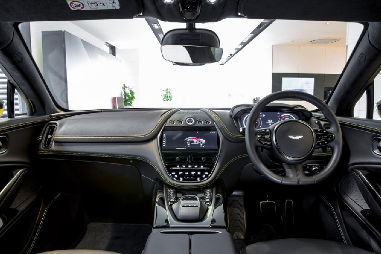 Bên ngoài, Aston Martin DBX 2021 mang trên mình thiết kế khá mượt mà, thể thao và sang trọng. DBX mới được trang bị nắp capô dài, trần xe thấp và đi kèm những chi tiết đặc trưng của thương hiệu Aston Martin như lưới tản nhiệt rộng và cụm đèn pha hình bầu dục trên đầu. Ngoài ra, Aston Martin DBX 2020 còn có dải đèn LED định vị ban ngày bao quanh hốc gió trên cản trước.