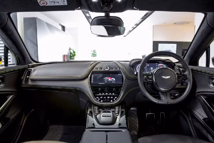 Bên ngoài, Aston Martin DBX 2021 mang trên mình thiết kế khá mượt mà, thể thao và sang trọng. DBX mới được trang bị nắp capô dài, trần xe thấp và đi kèm những chi tiết đặc trưng của thương hiệu Aston Martin như lưới tản nhiệt rộng và cụm đèn pha hình bầu dục trên đầu. Ngoài ra, Aston Martin DBX 2020 còn có dải đèn LED định vị ban ngày bao quanh hốc gió trên cản trước.