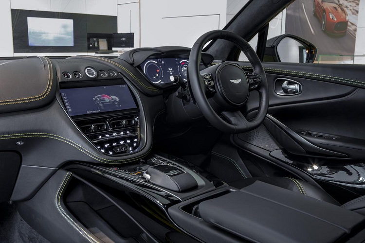 Một số chi tiết trong khoang lái được sơn đen bóng. Gỗ ốp màu đen piano hay thảm đen obsidian. Được phát triển dựa trên cơ sở gầm bệ dành riêng với cấu trúc nhôm nhẹ, Aston Martin DBX 2021 sở hữu kích thước khá lớn, cụ thể là chiều dài 5.039 mm, rộng 1.998 mm, cao 1.680 mm và chiều dài cơ sở 3.060 mm. Tuy nhiên, xe lại có trọng lượng chỉ 2.245 kg.