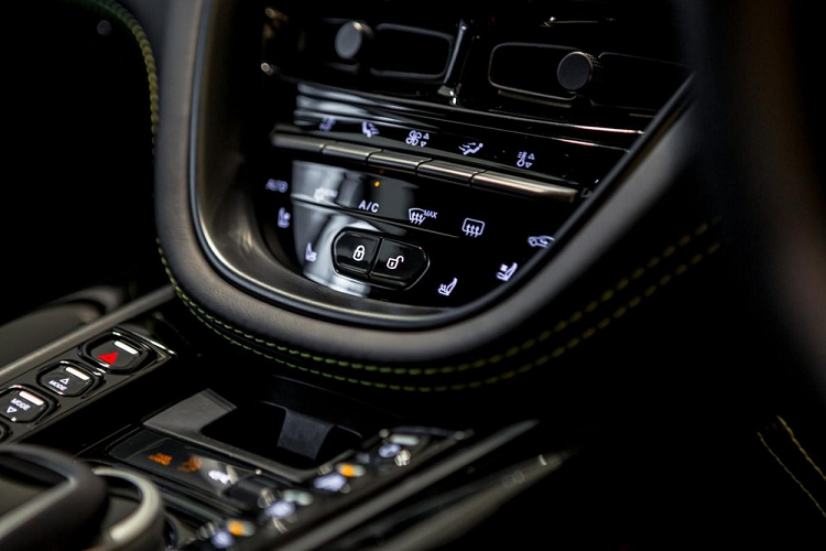 Bảng đồng hồ đi kèm màn hình 12,3 inch. Ngoài ra, bạn còn tìm thấy hệ thống điều hòa tự động 2 vùng, hệ thống đèn viền 64 màu, hệ thống thông tin giải trí tương thích Apple CarPlay và camera 360 độ bên trong mẫu SUV hạng sang của Aston Martin.