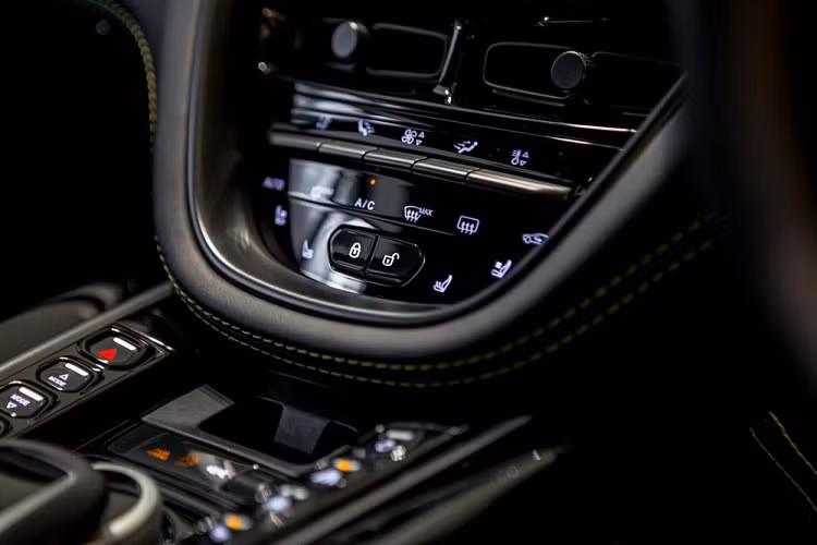 Bảng đồng hồ đi kèm màn hình 12,3 inch. Ngoài ra, bạn còn tìm thấy hệ thống điều hòa tự động 2 vùng, hệ thống đèn viền 64 màu, hệ thống thông tin giải trí tương thích Apple CarPlay và camera 360 độ bên trong mẫu SUV hạng sang của Aston Martin.