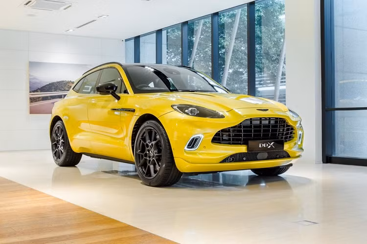 Cụ thể, chiếc SUV Aston Martin DBX mới ra mắt thị trường Malaysia là phiên bản có thêm trang bị Intrepid Aura rất cá tính khiến giá bán của xe tăng thêm gần 800 triệu đồng, lên mức 958.000 RM, tương đương 5,4 tỷ đồng. Trước đó, giá xe Aston Martin DBX tại Malaysia được công bố ở mức 818.000 RM (khoảng 4,6 tỷ đồng), chưa tính thuế phí và các trang bị tùy chọn.