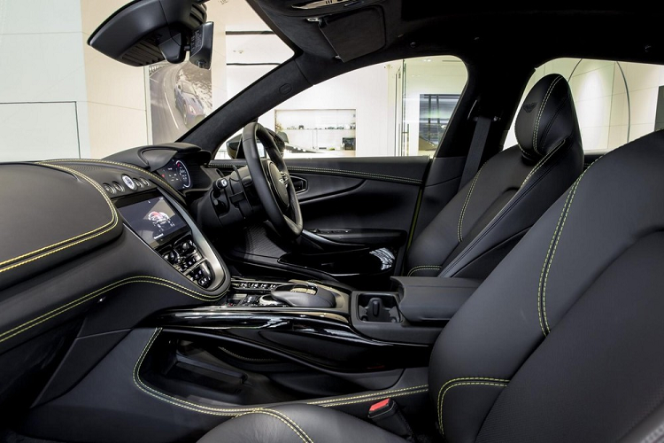 Bước vào bên trong SUV hạng sang cỡ lớn Aston Martin DBX 2021, người dùng được chào đón bằng không gian nội thất như khoang lái máy bay. Cửa sổ trời toàn cảnh Panorama phía trên sẽ mang đến ánh sáng cho nội thất. Nếu không thích, khách hàng có thể che cửa sổ trời bằng rèm chỉnh điện làm từ Alcantara. Đây là rèm che cửa sổ trời đầu tiên trong ngành công nghiệp ô tô thế giới.